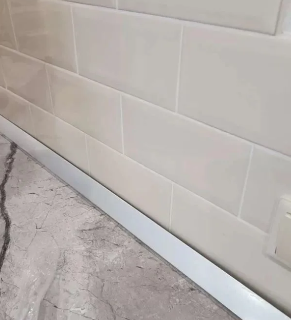 Алюминиевый плинтус для столешницы AP860 14х14х3,0 анод. серебро (фур-ра 494-203) (8)