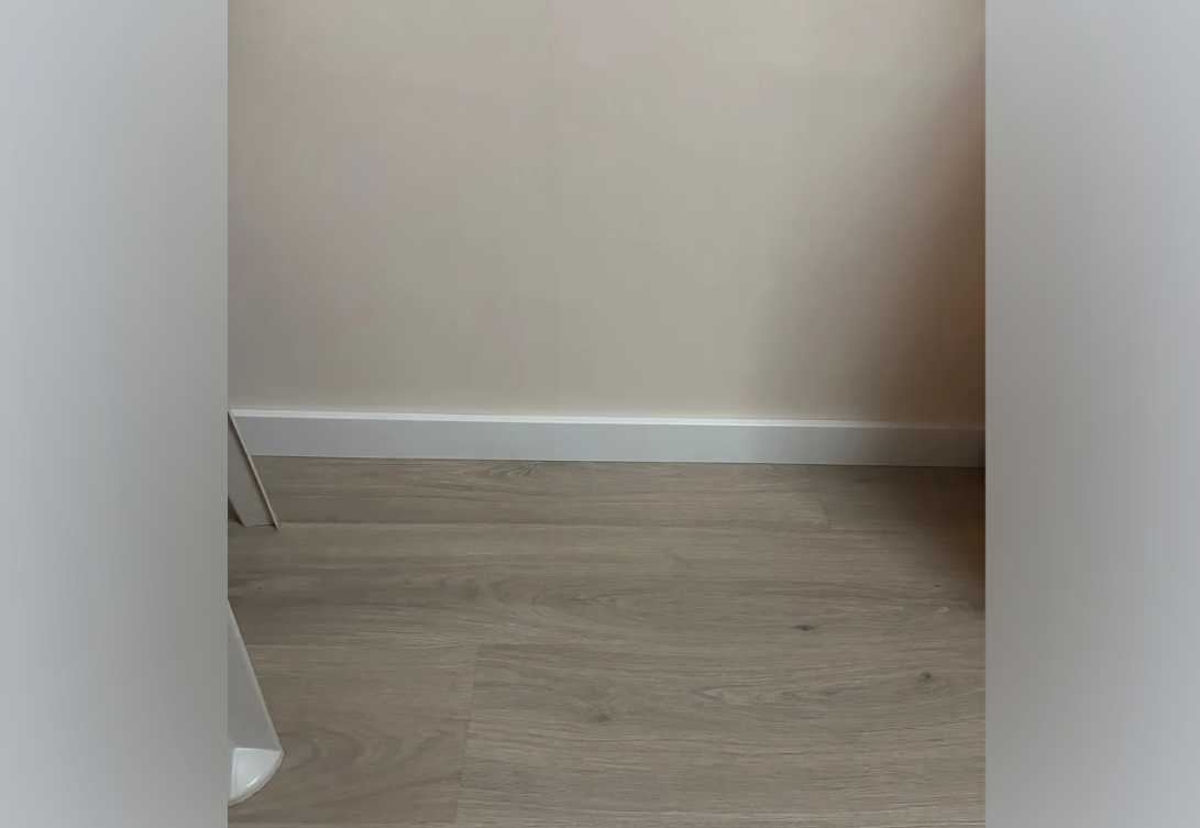 Плинтус кедр Стоунвуд. 80A 80мм 2,35м Белый