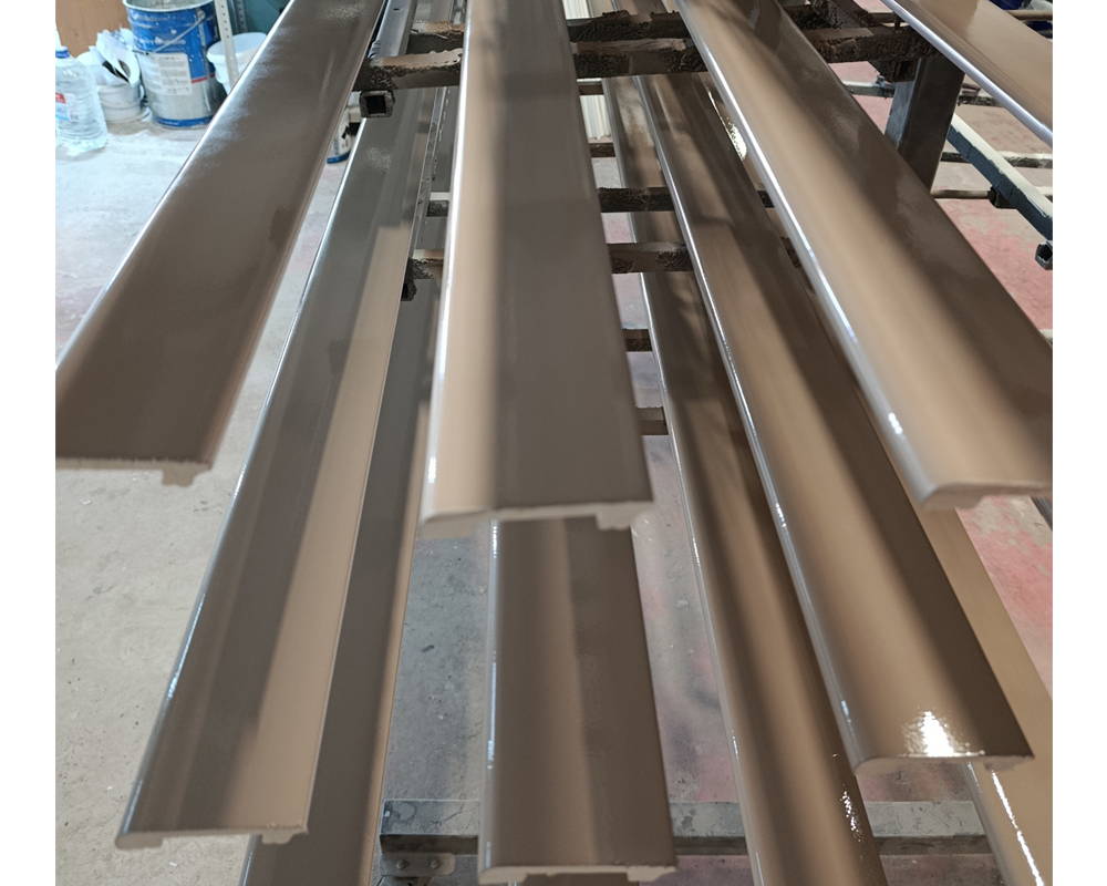 Плинтус ПОЛИСТИРОЛ HI WOOD B80B 80мм х 14мм х 2,0м. Окраска включена в стоимость