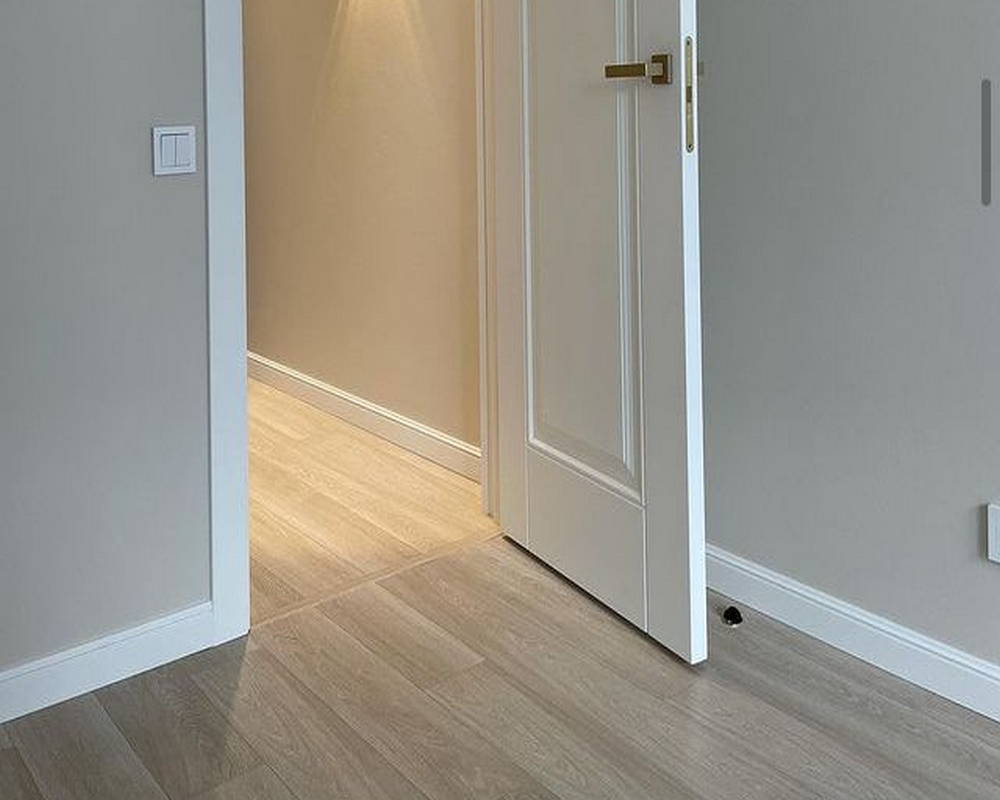 Плинтус ПОЛИСТИРОЛ HI WOOD B75V1L 75мм х 12мм х 2,0м. Окраска включена в стоимость