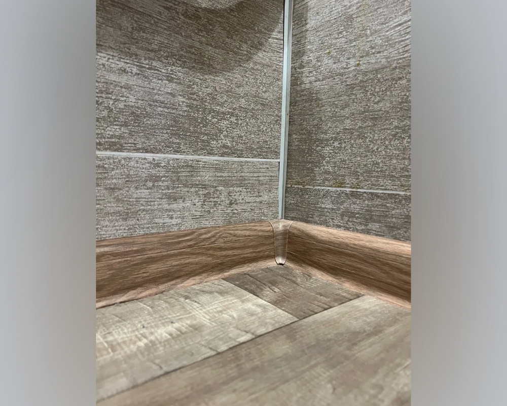 Плинтус ПВХ Идеал Классик 70мм 2,2м 206 Дуб коньячный