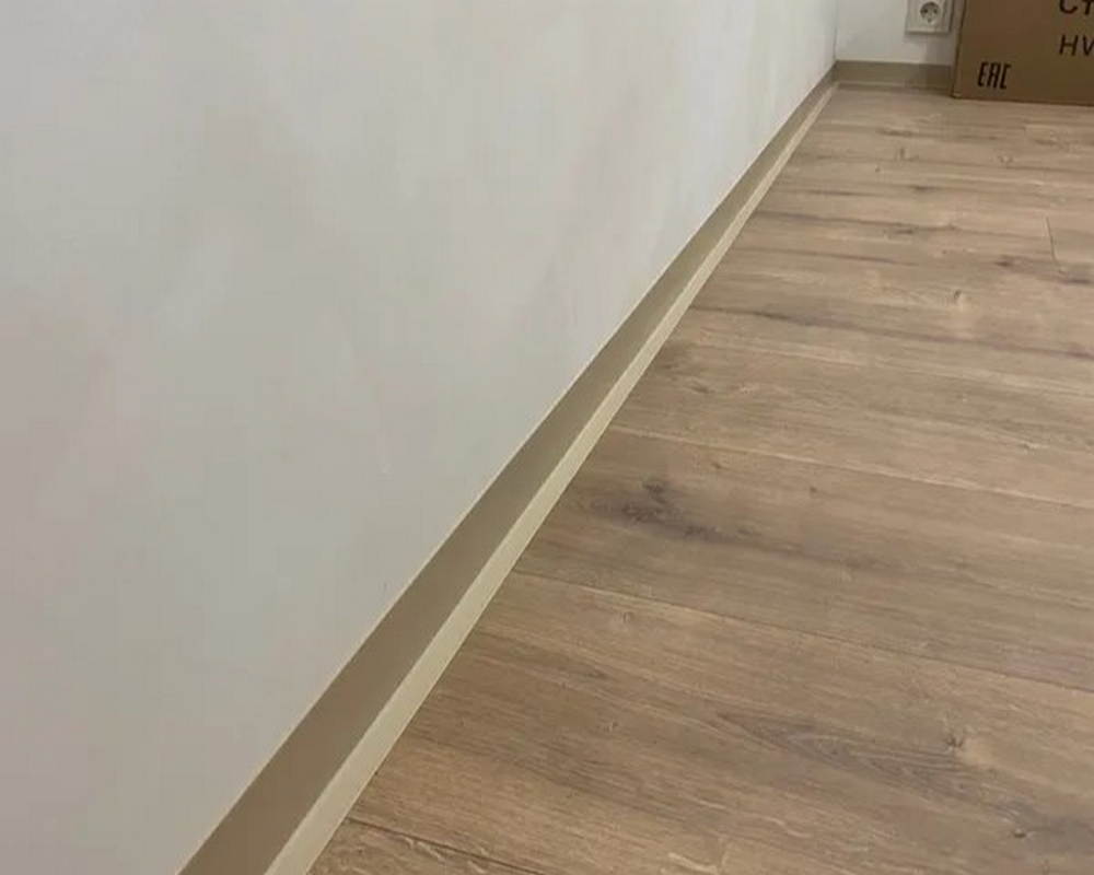 Плинтус эластичный ПВХ Dollken WL50 50мм х 15мм. 0913 Светло-бежевый