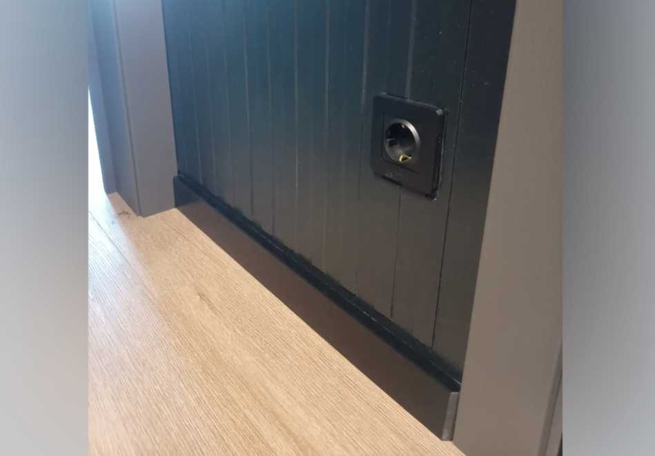 Плинтус МДФ Лука Пл 80МДФ.2700.Point line 24034 Черный лофт