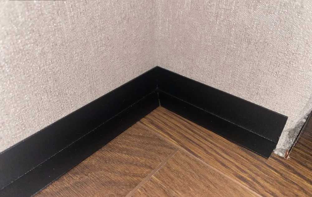 Антиплинтус Апл 02.2700.15. Черный