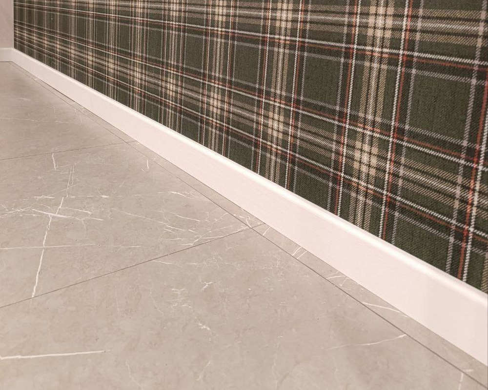 Плинтус кедр Стоунвуд. 80A 80мм 2,35м Белый