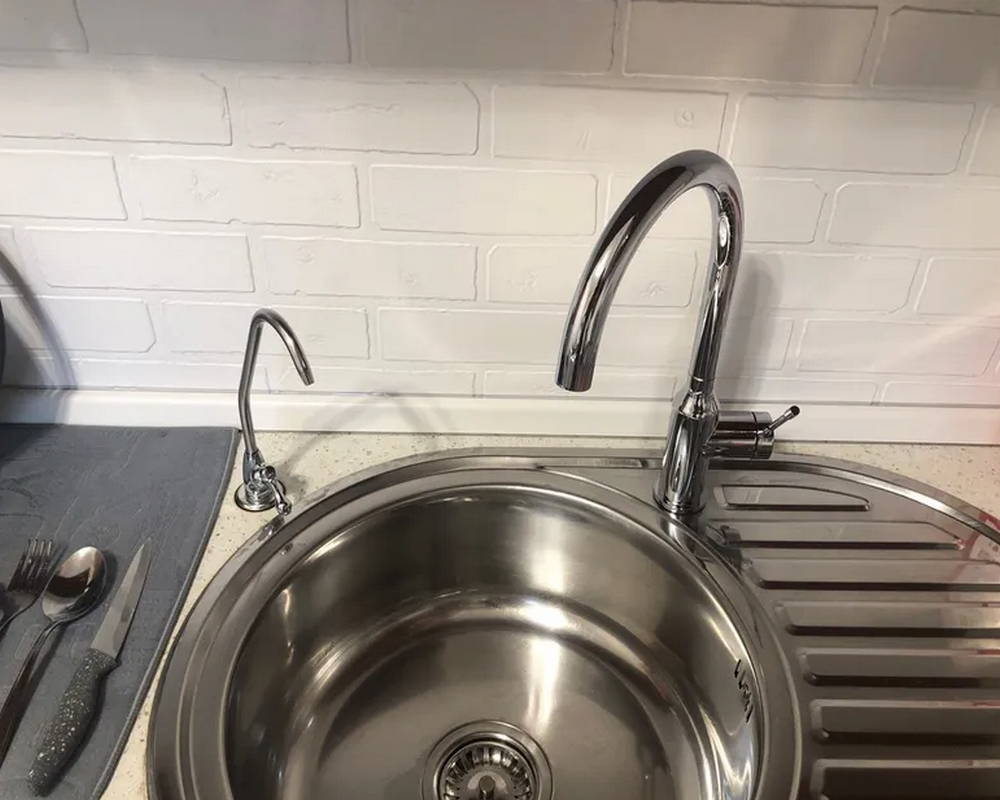 Плинтус для столешниц прямоугольный ПВХ Волшебная палочка 25*12мм 3м 3028 Мрамор марквина белый