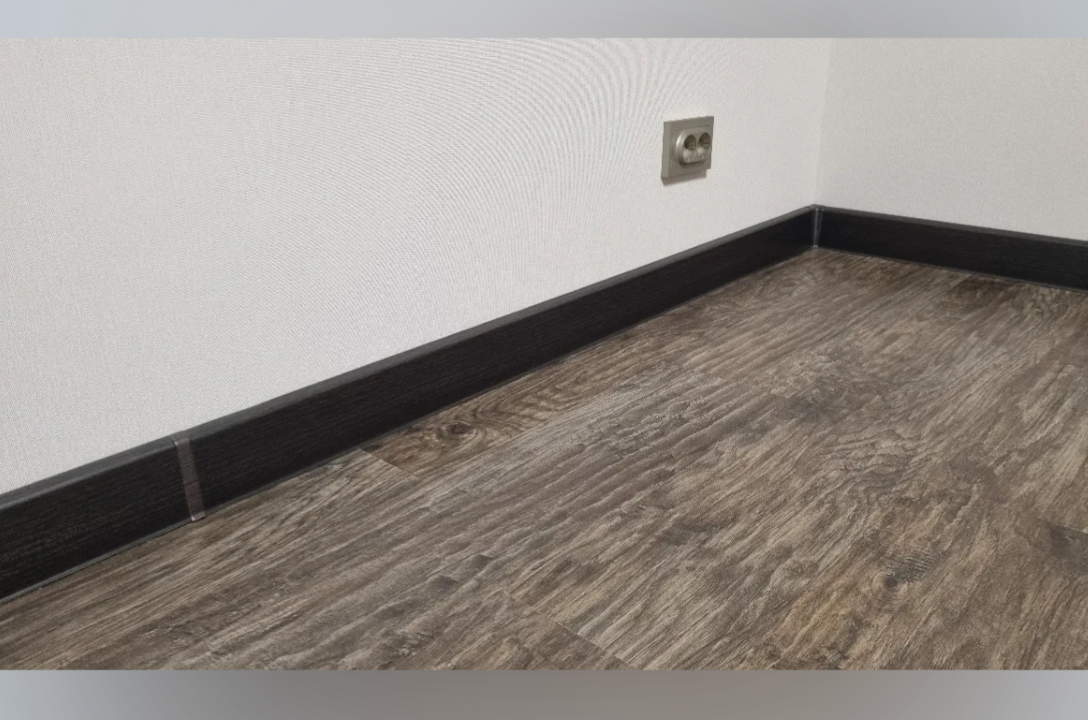 Плинтус ПВХ со съемной панелью Идеал Деконика 85 мм 301 Венге