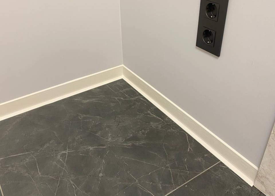 Плинтус ХДФ Dollken S60 60 мм х 2,575м 1248 Бело-серый