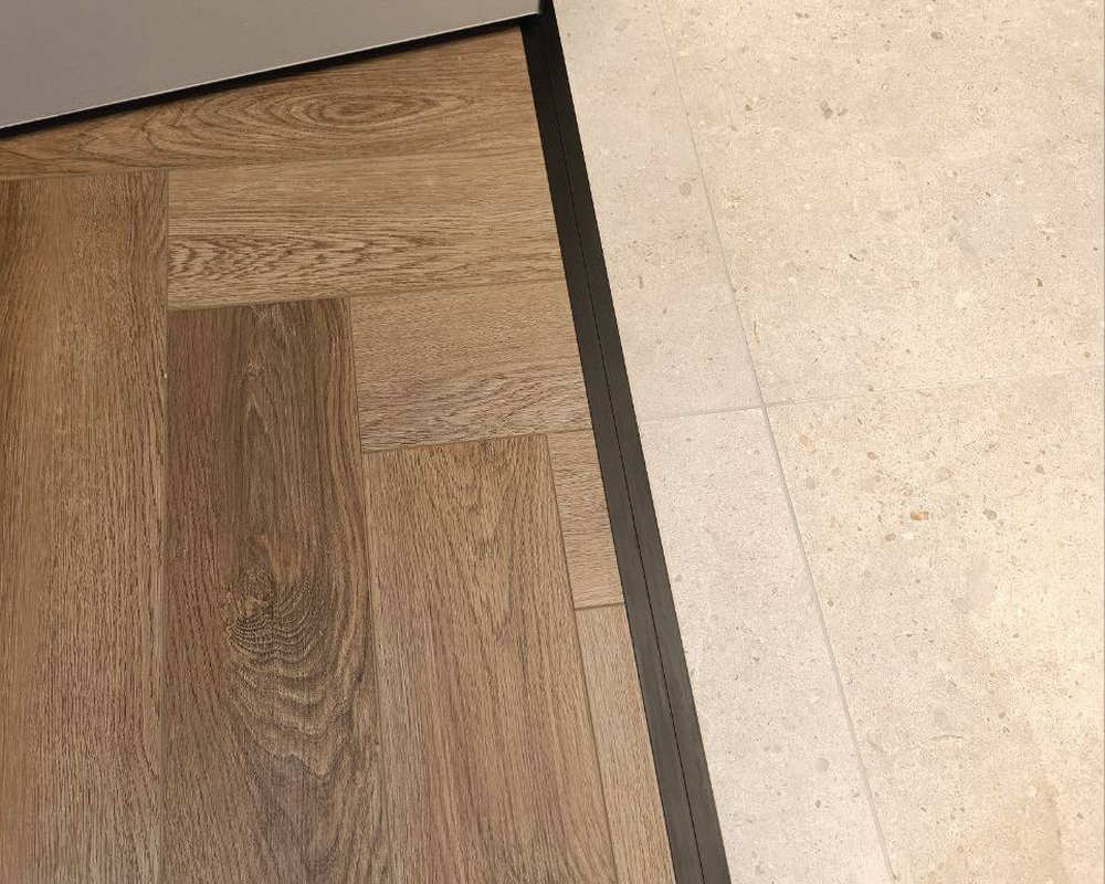 Микроплинтус AL16X5-03 16х6х2000мм Чёрный Анод