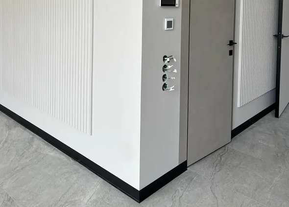 Плинтус алюминиевый Волшебная палочка 80 мм 3,0 м Чёрный матовый